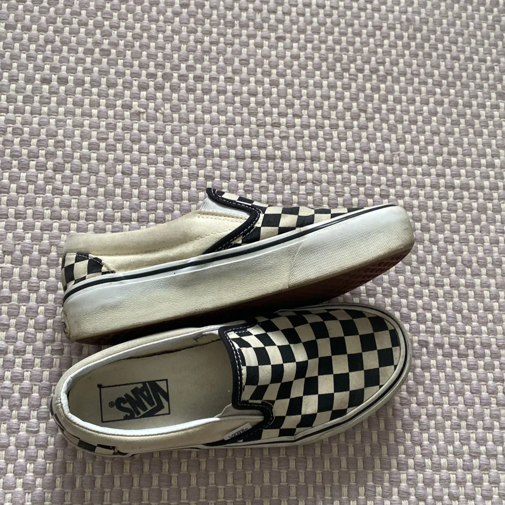 Jättefina Vans. Använda ett flertal gånger, lite smutsiga men det kan man säkert få bort. Hög sula. Säljer de då de inte passar längre.. Skor.