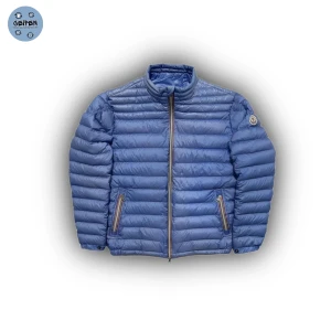 Moncler jacket - Moncler jacket | - fint skick på jackan - storlek M men sitter lite mindre - nypris runt 10 000kr - vårtpris endast 3499kr - hör av dig om du har några frågor!