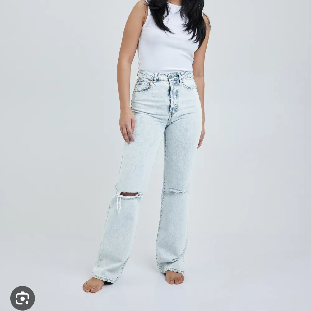 Säljer dessa superfina jeans från bikbok, knappt använda!. Jeans & Byxor.