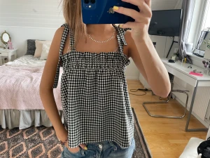 Rutig topp - Så snygg rutig topp som man även kan ha som bandeau topp och kjol🩷