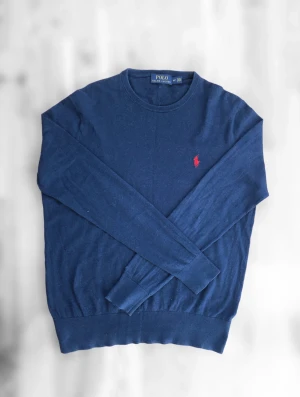 Ralph lauren tröja - En riktigt härlig Ralph lauren tröja perfekt nu till hösten. Storlek s men skulle säga att den passar xs. Väldigt bra skicka förutom ett pyttelitet hål på armen.  Skriv vid frågor eller funderingar🙌