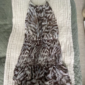 Klänning - Använd fåtal gånger, utan tecken på användning