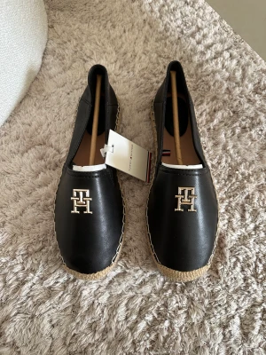 Essential Leather Espadrille - Helt oanvända espadrilles från Tommy Hilfiger i storlek 38. 