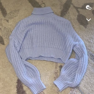 Stickad tröja - Stickad tröja som är croppad. Använd 1-2 gånger, ser ut som ny. Vet inte vart den är ifrån då lappen är borta, storlek S.