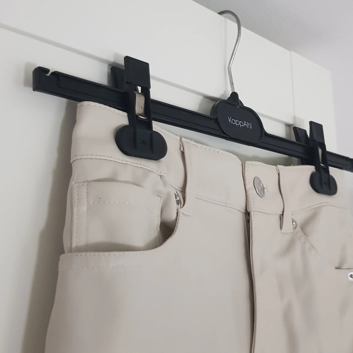 Jeans i läderimmitation