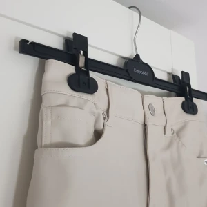 Jeans i läderimmitation - Supersköna beigea byxor i läderimmitation från H&M i strl 32. Skönt material på insidan! Mått: Midja: 68.5 cm Innerbensmått: 78 cm