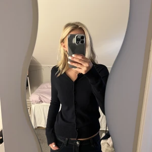 Hm kofta  - En jätte söt kofta från hm i en fin mörkblå färg, jag säljer den då koftan inte kommer till användning. Jätte fint skick🩷