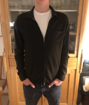 J.Lindberg cardigan  - Säljer min J.Lindberg tröja. Sällan använts, bra skick. Nypris 1600kr    Hör av er vid eventuella frågor!