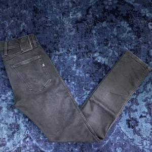 Replay jeans - Säljer mina replay jeans eftersom de är lite för små för mig, skick: 8/10, nypris: 1600, skriv om ni har frågor🤙🏽