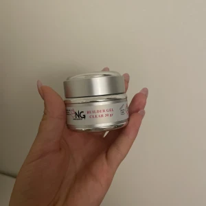 Builder gel clear - Helt oandvänd då jag råkade köpa fel hem, den är genomskinlig och skapar naglar med uv lamapa. Har hört fina recentioner om den men har inte provat. Pris kan diskuteras 