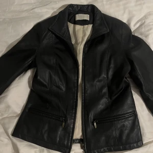 Skinnjacka - Min älskade skinnjacka köpt på sellpy säljs då jag inte kommer ha plats för mycket kläder pga flytt 🥲 märket är concerto och det står storlek 40 men jag skulle säga att den är mindre beroende på hur man vill att den ska sitta!