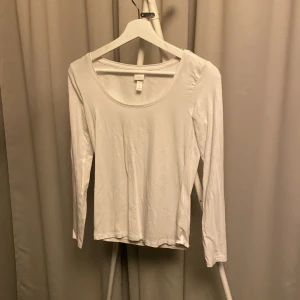 Vit tunn tröja  - Vit baströja H&M Inga fläckar  Finns i Holmsund men kan tas till Ersboda på vardagar.