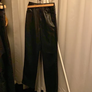 Skinnbyxor vida  - Fejk skinn  Vida  Finns i Holmsund men kan tas till Ersboda på vardagar 