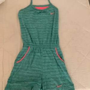 Turkos dress - Turkos dress från Nike. Skön att slänga på sig på sommaren. Knappt använd. St 158/164 men funkar till 170 också. 