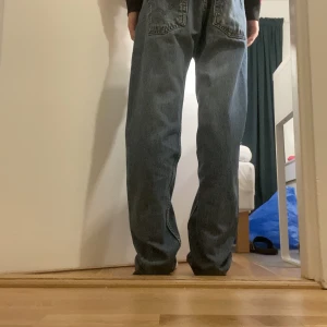 Levis jeans - Pappers lappen som brukar sitta där bak har trillat av men dom är äkta❤️ säljer därför billigare. Är egentligen straight på killar som är lite bredare men blir som bagge jeans på mig. Jag är 162cm. Jeansen är för både killar och tjejer men jag kryssade i 👸🏼