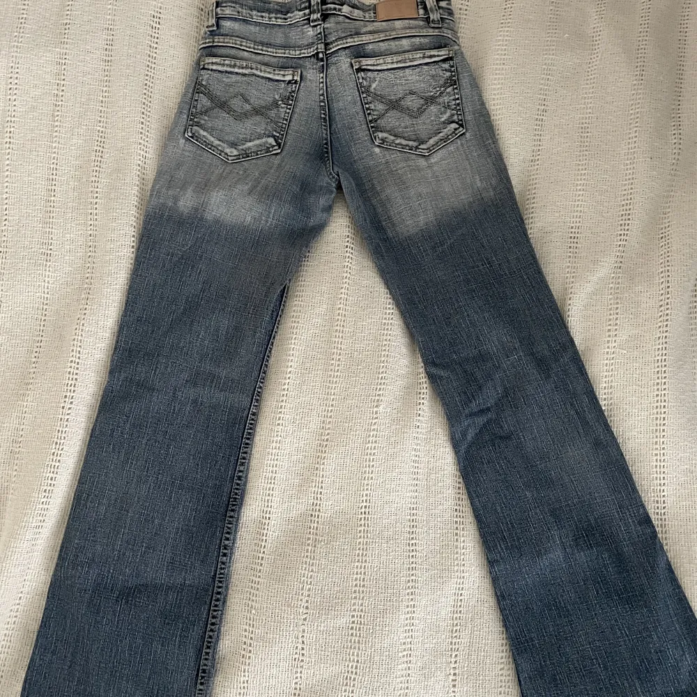 Lågmidjade bootcut jeans, dom är lite slitna men inget som märks tydligt! Jeansen är i lite stretchigt tyg så skulle säga att dom passar S och M. Midja rakt över 36cm, innerbens längd 76cm💓💓. Jeans & Byxor.