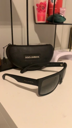 Dolce gabbana solglasögon - Äkta as coola solglasögon från dolce gabbana som jag fick av min mamma, men får inte användning för dom🩷fodralet medkommer men är lite smutsigt, men går att rengöra !😋helt oanvända!!