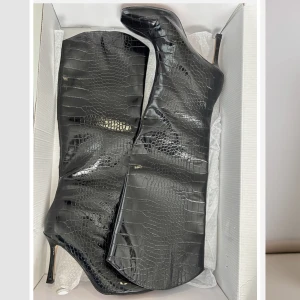 Stövlar nakd - Säljer nu mina svarta stövlar från nakd💗slutsålda på hemsidan💗använda fåtal gånger så i bra skick💗stl 39 men passar även mig som brukar ha 38💕klacken är 8cm! Nypris 899