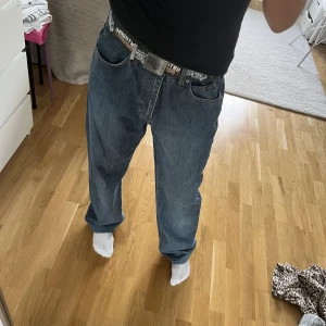 Säljer bälte + byxor💗 - Skater stil 💗 aldrig använt, byxorna är ganska stora runt midjan utan bälte och vet däremot inte storleken. Skriv prisförslag till mig 