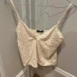 Linne från Brandy Melville - Super söt linne från Brandy Melville. Nästan aldrig använd! 💕 