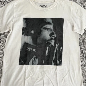 2Pac - tröja  - Säljer denna snygga 2Pac tröjan! (Passar storlek S och M) 