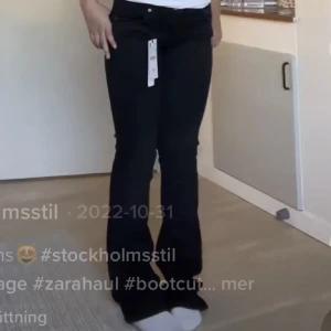 Zara jeans bootcut - Lånad bild! Så fina lågmidjade jeans från zara 💓Lite slitna men ser mer ut som en snygg detalj! Säljer likadana i blått också!!