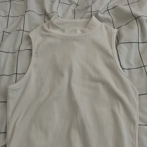 Vit topp - En vit turtle neck från shein som inte kommer till användning längre