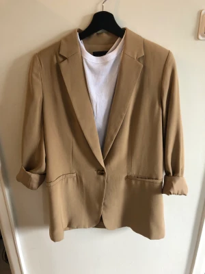 Kavaj  - Oversize kavaj i snygg beige färg. Aldrig använd 