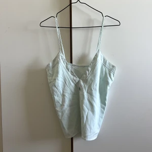 Söt topp - Superfin mintfärgad linne. Köpt second hand, fint skick, ser ny ut!Mötas upp i Stockholm eller fraktas! 