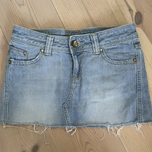 Söt jeanskjol - Ljusblå jeanskjol