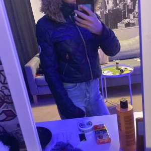 Juicy couture jacka  - Juicy couture jacka fin på utsidan med är spräckt i ena tyget på insidan inget som ses när man har på den priset kan diskuteras