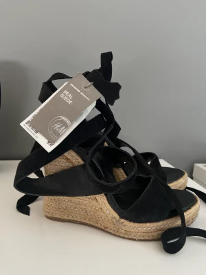 Kilklackar H&M - Storlek 37, aldrig använda med lappar kvar. Äkta sammet