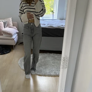 Gråa Jeans  - Säljer dessa snygga jeans då jag aldrig använt dom och ❤️