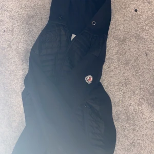 Moncler cardigan  - Storlek M, knappt använd 