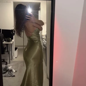 Balklänning - ✨LÅNADE BILDER DÅ DEN VAR FÖR LITEN FÖR MIG✨ Säljer en jättefin guldig/grön balklänning då den var för liten för mig, jag är som referens 174! Använd en gång av tidigare ägare! Skriv gärna om du har några funderingar!