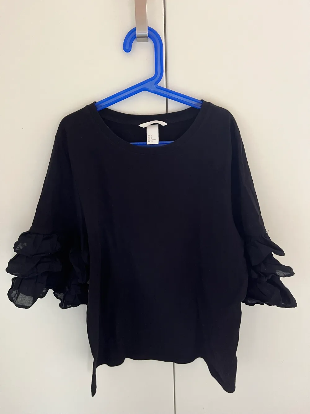 En snygg och enkel svart tröja från H&M, storlek: S (passar även bra för er som har M) . T-shirts.