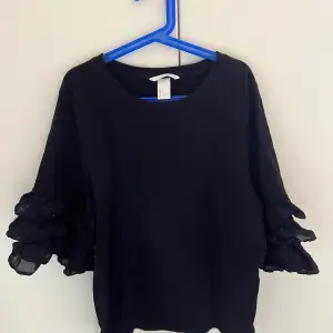 En snygg och enkel svart tröja från H&M, storlek: S (passar även bra för er som har M) 