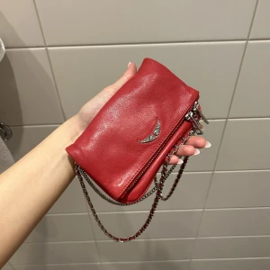 Zadig Voltaire väska - Säljer min röda zadig Voltaire väska i den lilla modellen. Väskan är knappast använd och det finns knappt tecken på användning. Kedjorna och zadig märket har inget rost på sig!