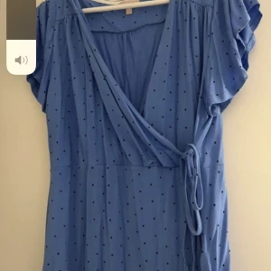 Prickig blus  - Använd 1 gång 💕❤️ storlek Xl men passar även M. Oversize på mig som är S 🙌🏼