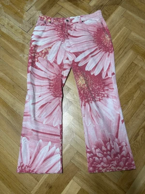 Roberto Cavalli Jeans - Använda men inga defekts/syn av användning. Sitter som Straight leg. Mer info i PM.