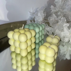 Fyra Fina Bubbelljus  - Två stora bubbelljus och två små bubbelljus i färgerna gul och grön.  Hemmagjort. Gjorda på sojavax och återanvända stearinstumpar. 