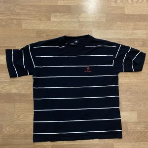 Sweet Sktbs T-shirt - Svart, vidrandig T-shirt från Sweet Sktbs. Knappt använd och ännu i mycket bra skick!