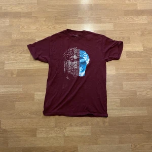 Primitive T-shirt - Vinröd t-shirt från skateboardmärket Primitive. Mycket bra skick:)