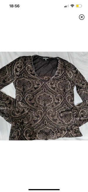 Brun mesh tröja - Brun tröja med coolt lite bohemiskt mönster. Lite mer mesh typ på ryggen men inte framsidan❤️❤️