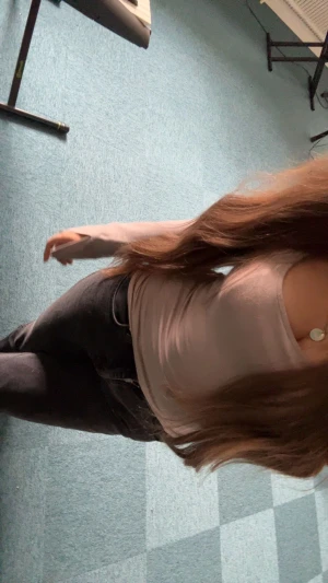 Tröja från gina - Säljer denna tröjan från Gina för den är för stor för mig sen är i storlek m/l och är super fin kommer dock inte till avvänjning och är lite för stor