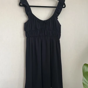 Marinblå klänning - Marinblå klänning från usa, oanvänd. Strl 38 