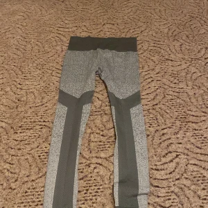 Träningsbyxa  - Väldigt bekväm att träna i, får inga svett flcäkar 