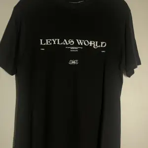 T-shirt från Antwans kändaste album Leylas world som inte säljs längre. Aldrig använd och har inga defekter eller liknande. Ej bestämt pris så kom gärna med pris förslag! Klistermärkena på sista bilder följer med