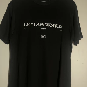 Antwan merch  - T-shirt från Antwans kändaste album Leylas world som inte säljs längre. Aldrig använd och har inga defekter eller liknande. Klistermärkena på sista bilder följer med. OBS högsta prisförslaget är på 1400 så avvaktar ett tag
