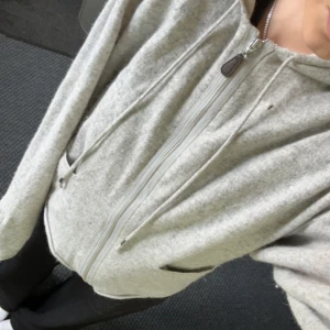 Kofta - JÄTTEFIN kofta som passar så bra nu på hösten! Köpte här på plick för 900kr och har använt den några få gånger sedan dess.